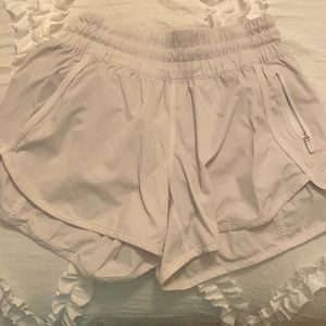 LULULEMON SIZE 4 TRACKER SHORT. WHITE.